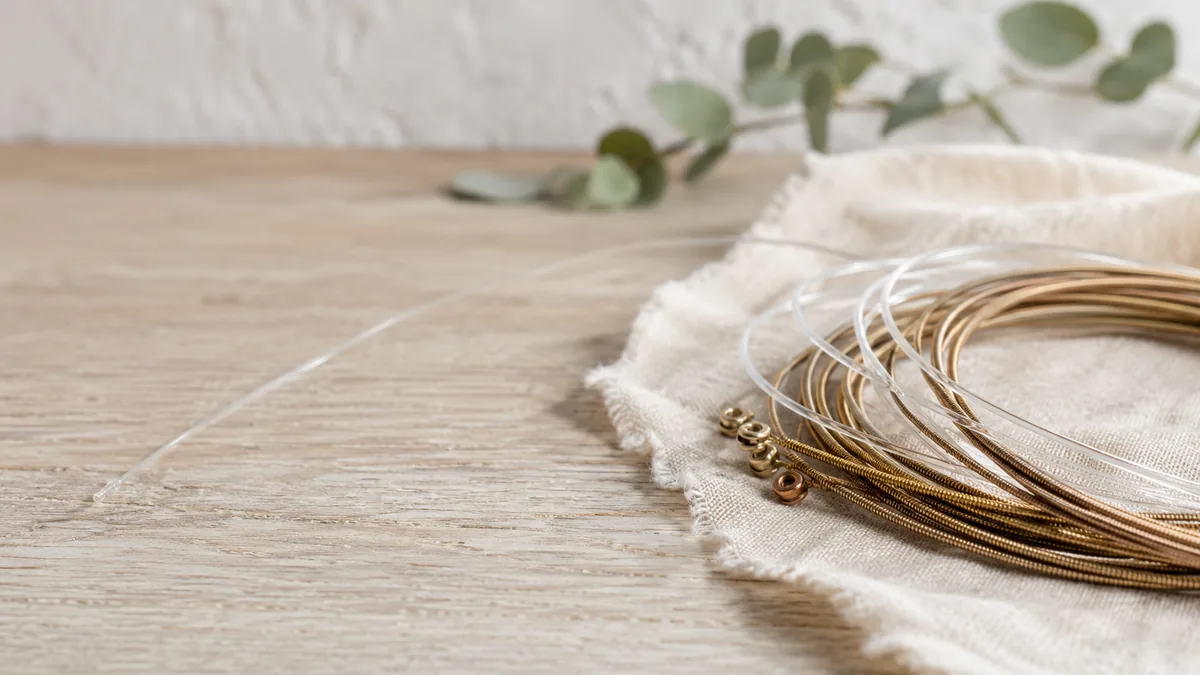 Nylon en bronzen gitaarsnaren op een linnen doek
